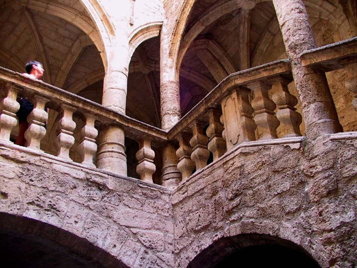 L'escalier dans la cour de l'htel Lacoste